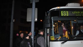 Kontrola revizorů v brněnských nočních autobusech.