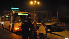 Cestující, kteří v nočních rozjezdech nemají platnou jízdenku ani doklady musí vystoupit a nahlásit své jmého policistům v autě.