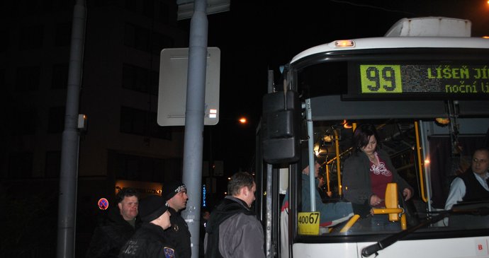 Kontrola revizorů v brněnských nočních autobusech.