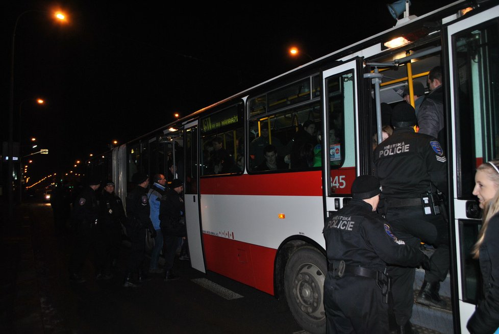 Noční kontroly revizorů v Brně. Společně s policisty obsadí všechny dveře.