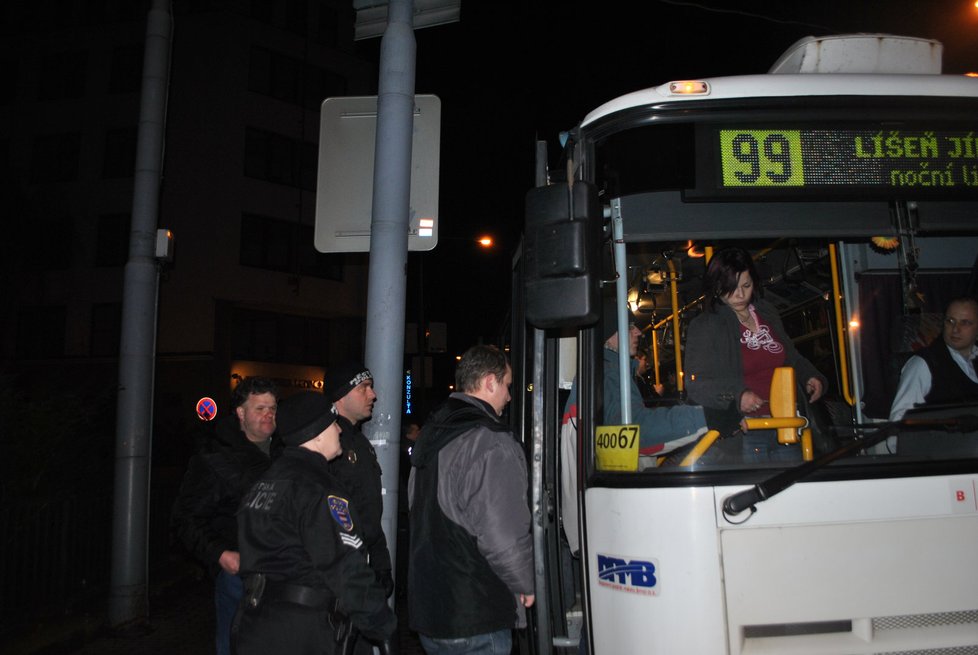 Kontrola revizorů v brněnských nočních autobusech