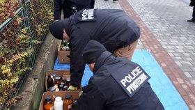 Policejní pyrotechnici zkoumají chemikálie a výbušniny, které nalezli v bytě mrtvého muže v Šámalově ulici v Brně.