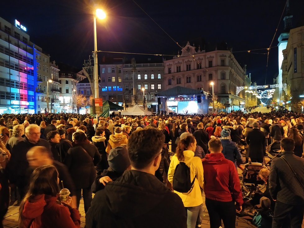 Program s názvem Brněnský sedmnáctý přilákal na náměstí Svobody v podvečer podle organizátorů nejméně tři tisíce Brňanů