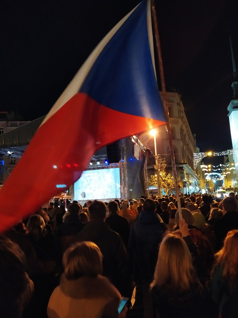 Program s názvem Brněnský sedmnáctý přilákal na náměstí Svobody v podvečer podle organizátorů nejméně tři tisíce Brňanů