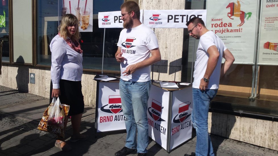Spolek Brno autem sesbíral za tři hodiny stovku podpisů za zachování automobilové dopravy v současném rozsahu.