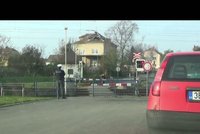 Senior z Brna spěchal do hrobu: Vlak nevlak - hurá přes přejezd!