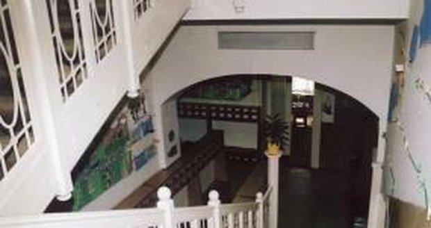 Prvky interiérů ve stylu art deco se ve vile zachovaly i když se uvnitř hrávyly děti.