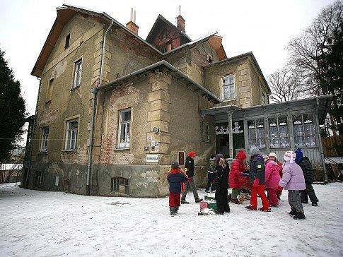 Za otlučenou fasádou Arnoldovy vily se posledních 60 let ukrývala nejoblíbenější mateřinka v Brně.