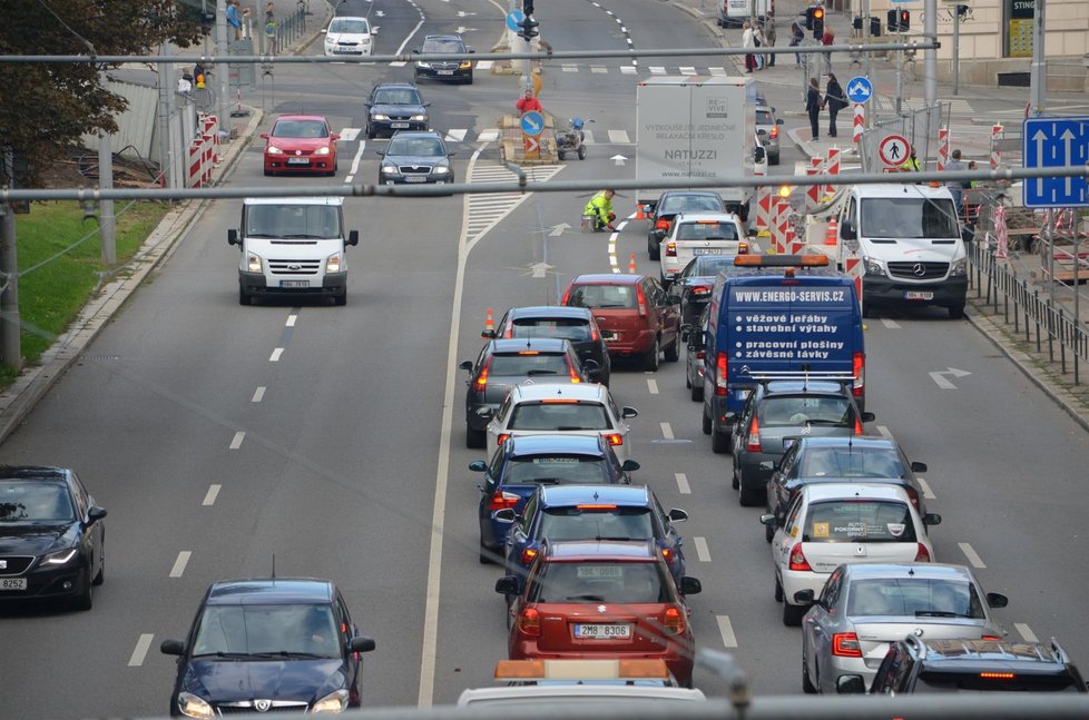 Hlavní dopravní tepna v centru Brna, Koliště, je beznadějně přetížená.