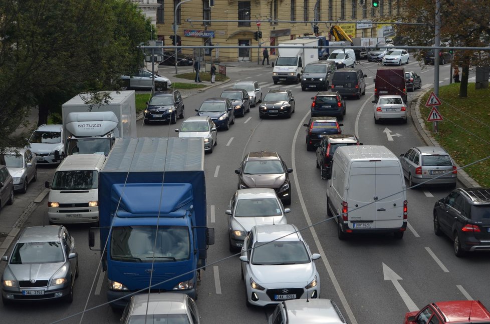 Hlavní dopravní tepna v centru Brna, Koliště, je beznadějně přetížená.