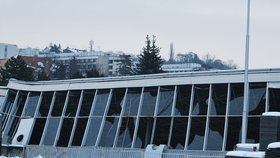 Dovnitř haly zhroucená střecha vytloukla skleněné výplně zadní stěny skladu R na výstavišti v Brně.