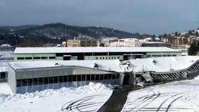 Pohled na zřícený sklad R na brněnském výstavišti z ptačí perspektivy vedlejšího pavilonu Z.