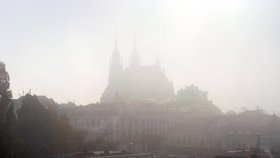 Katedrála na Petrově v Brně se při pohledu ze Špilberku zahalila kvůli inverzi do mlhy.