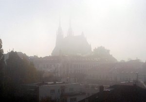 Katedrála na Petrově v Brně se při pohledu ze Špilberku zahalila kvůli inverzi do mlhy.