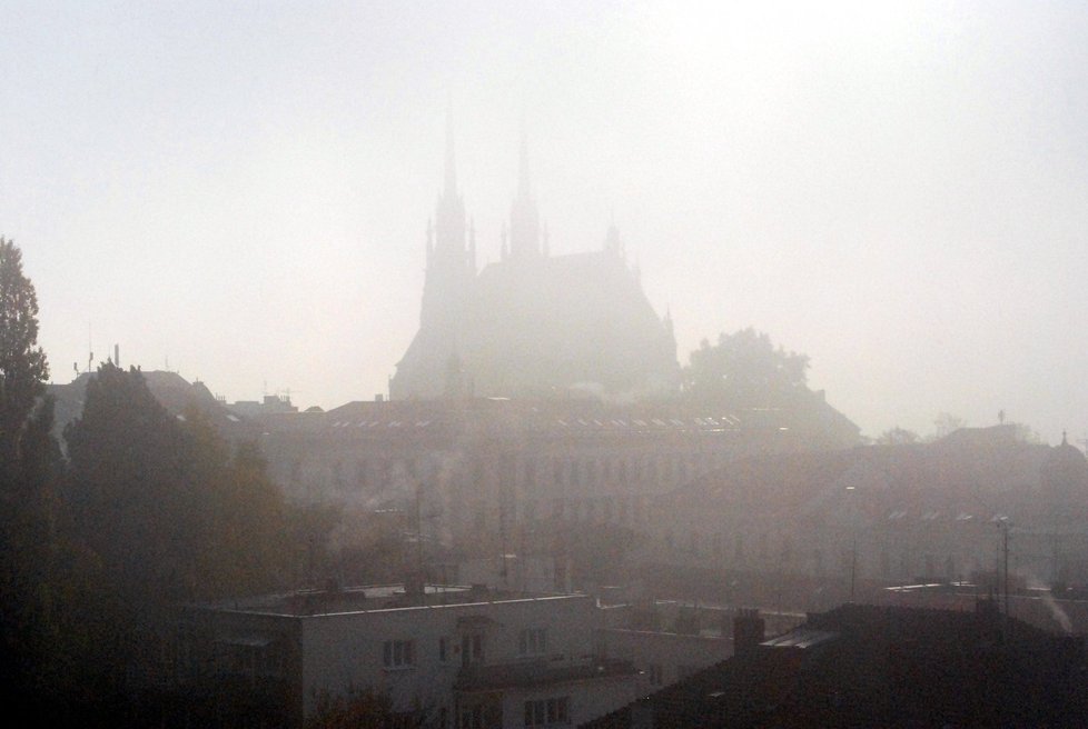 Katedrála na Petrově v Brně se při pohledu ze Špilberku zahalila kvůli inverzi do mlhy.