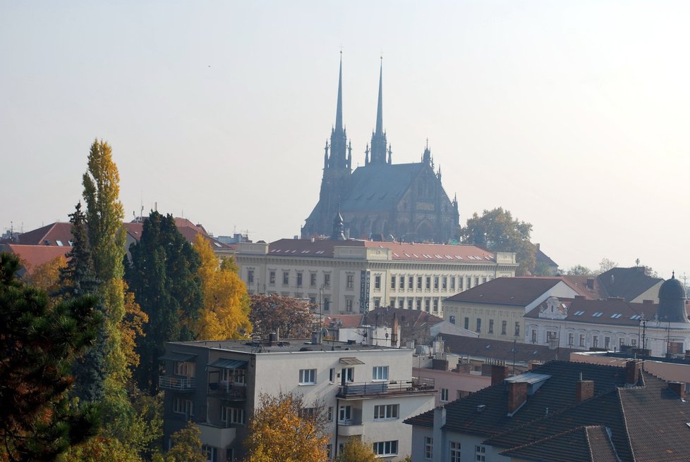 Brno - úterý 11.48 hodin - katedrála na Petrově už byla před polednem pěkně vidět, zatímco ráno se halila do mlhy.
