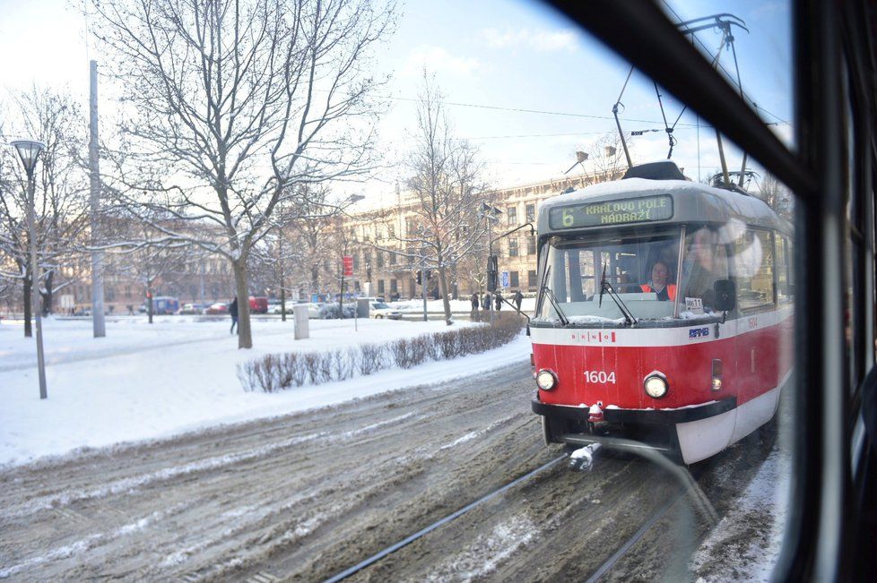 Brno zasypal sníh, tramvaje nemohly vyjet do kopce (12. 1. 2017).