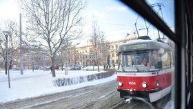 Brno zasypal sníh, tramvaje nemohly vyjet do kopce (12. 1. 2017)