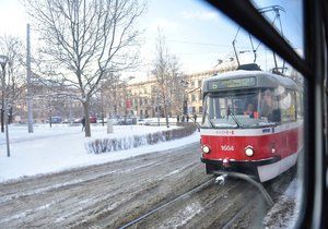 Brno zasypal sníh, tramvaje nemohly vyjet do kopce (12. 1. 2017)