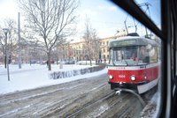 Nákladní auto poničilo troleje v Brně: Čtyři linky tramvají musely nahradit autobusy