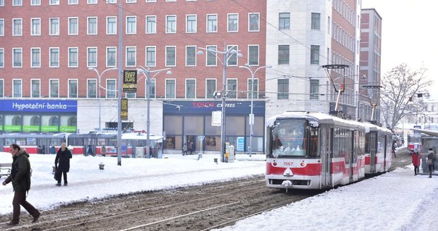 Brno zasypal sníh, tramvaje nemohly vyjet do kopce (12. 1. 2017)