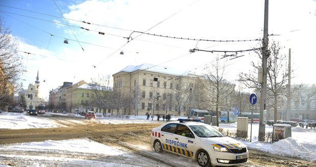 Brno zasypal sníh, tramvaje nemohly vyjet do kopce (12. 1. 2017).