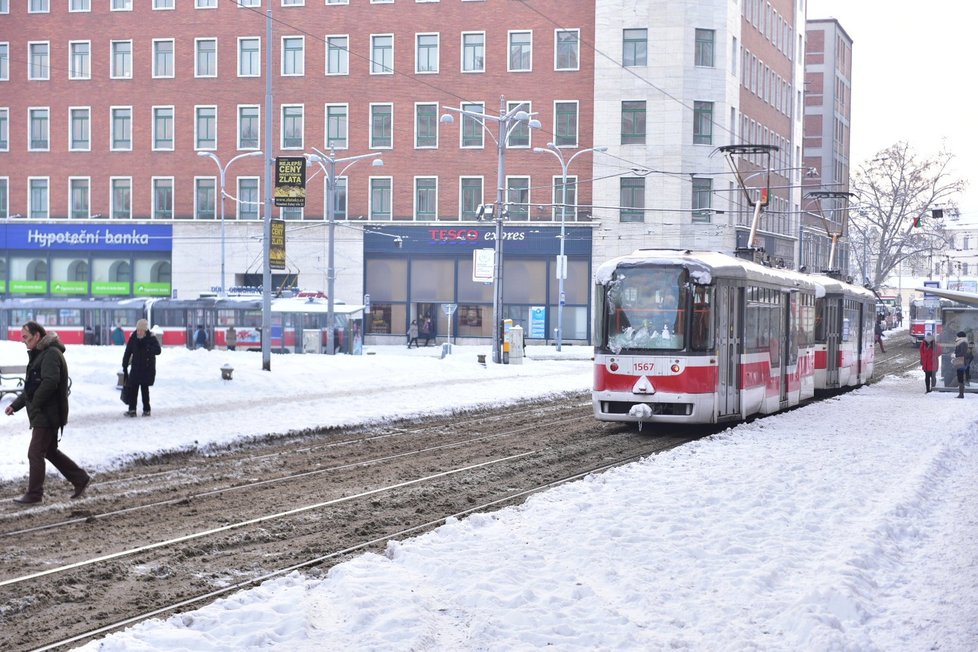 Brno zasypal sníh, tramvaje nemohly vyjet do kopce (12. 1. 2017).