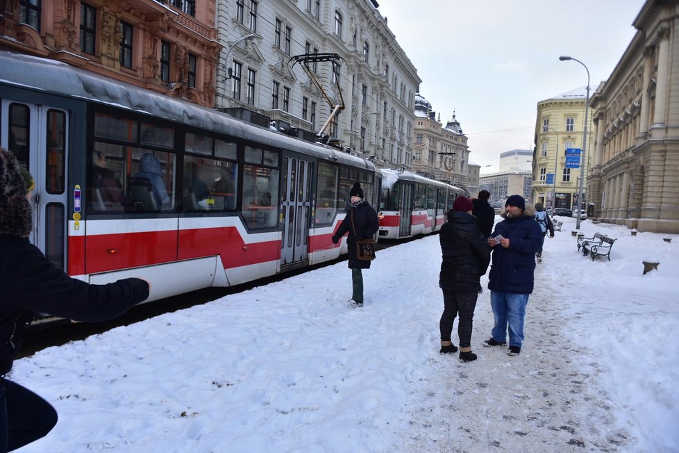 Brno zasypal sníh, tramvaje nemohly vyjet do kopce (12. 1. 2017).