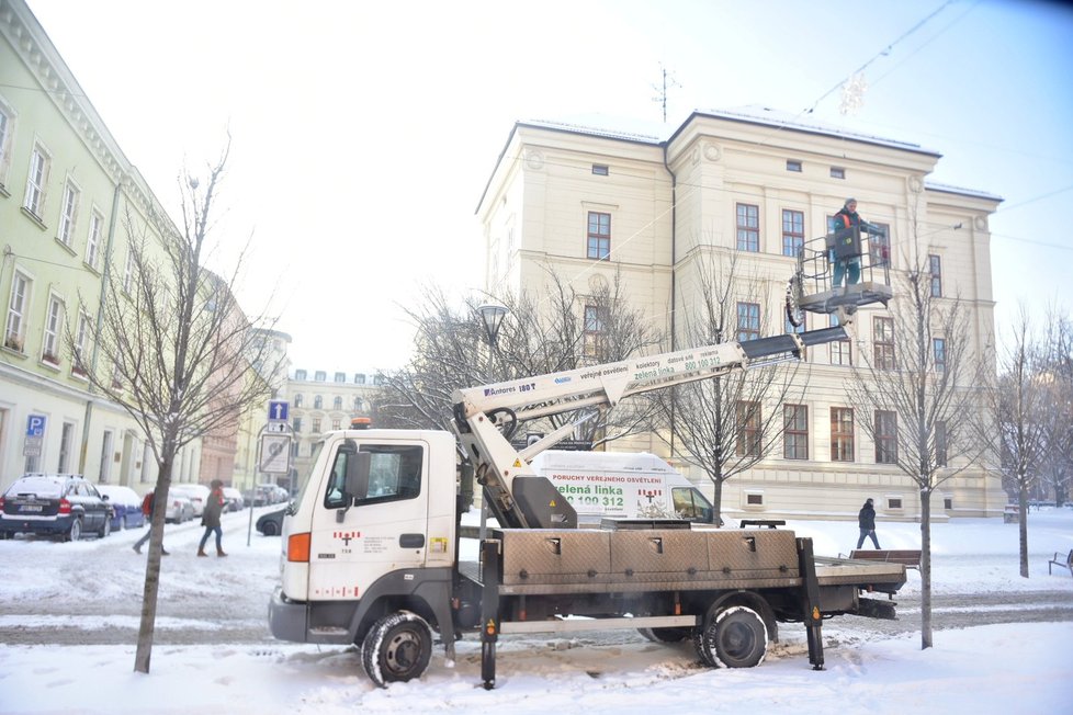 Brno zasypal sníh, tramvaje nemohly vyjet do kopce (12. 1. 2017).