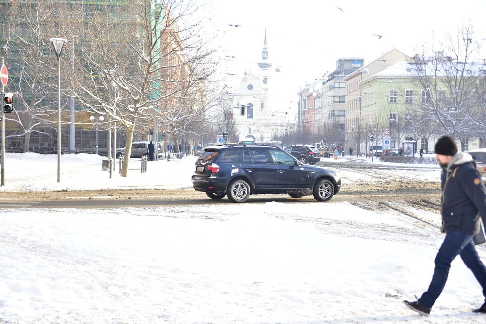 Brno zasypal sníh, tramvaje nemohly vyjet do kopce (12. 1. 2017).