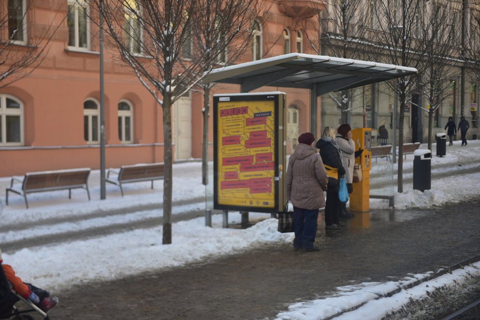 Brno zasypal sníh, tramvaje nemohly vyjet do kopce (12. 1. 2017)