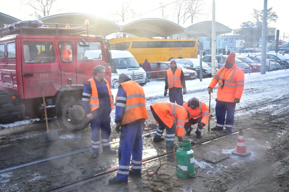 Brno zasypal sníh, tramvaje nemohly vyjet do kopce (12. 1. 2017).