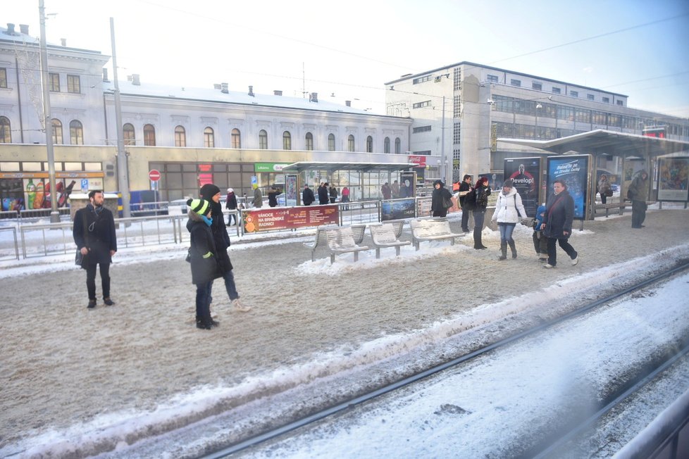 Brno zasypal sníh, tramvaje nemohly vyjet do kopce (12. 1. 2017).