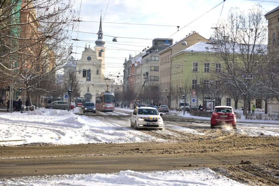 Brno zasypal sníh, tramvaje nemohly vyjet do kopce (12. 1. 2017).