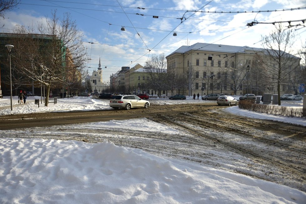 Brno zasypal sníh, tramvaje nemohly vyjet do kopce (12. 1. 2017).