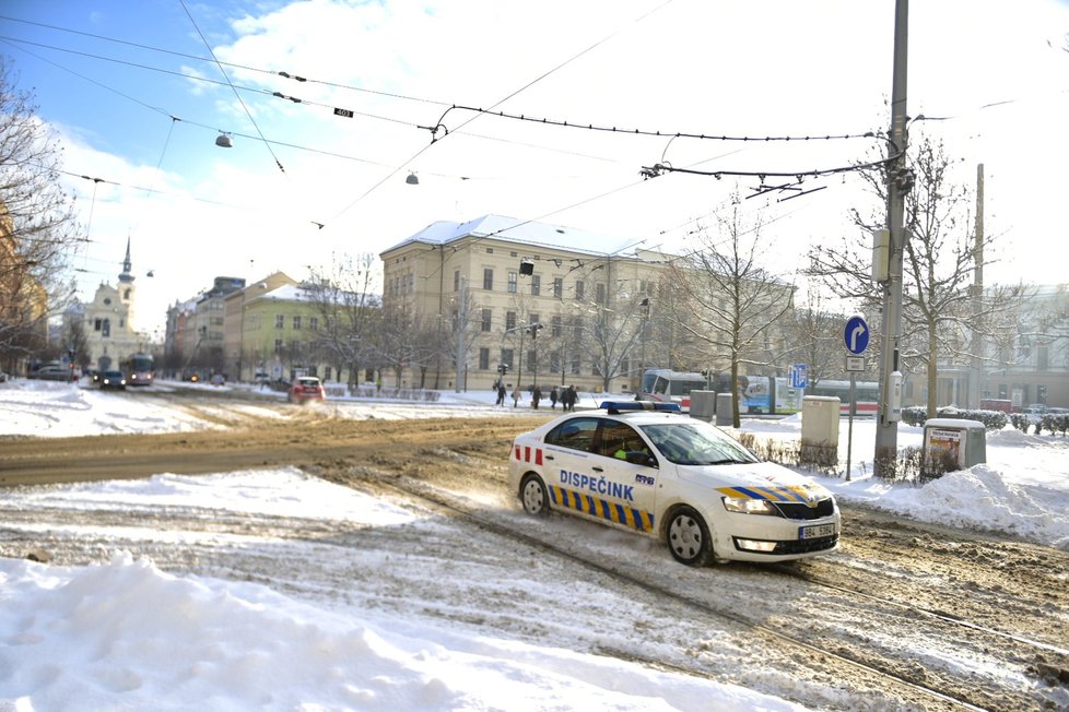 Brno zasypal sníh, tramvaje nemohly vyjet do kopce (12. 1. 2017).