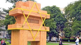 Holokaust brněnských Židů připomíná audiovizuální objekt Darovanému městu od autorů Mileny Dopisové a Pavla Haase. Stojí na trávníku v parku na Moravském náměstí.