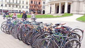 Vyhnání brněnských Němců do Pohořelic při pochodu smrti na jaře 1945 představuje shluk starých bicyklů od Antona Čierného před Mahenovou činohrou na Malinovského náměstí.