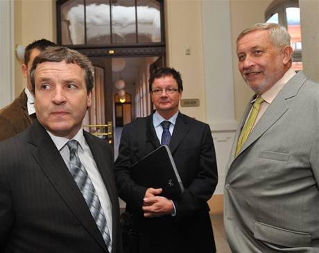 Extajemník městské části Brno-střed Radovan Novotný a bývalý starosta Aleš Kvail. Nejvyšší soud jim potvrdil trest za korupci.