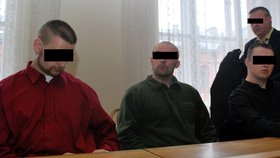 Zleva jsou u soudu obžalovaní policisté Josef S. (32), Jarmil Š. (31) a František J. (31). Velitel hlídky Josef S. vinu popírá stejně jako jeho dva kolegové.