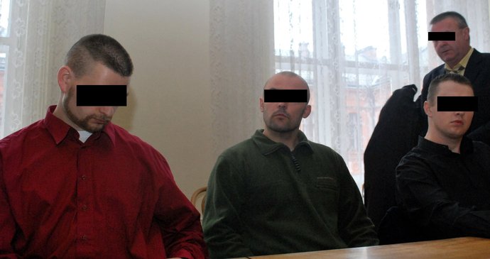 Zleva jsou u soudu obžalovaní policisté Josef S. (32), Jarmil Š. (31) a František J. (31). Velitel hlídky Josef S. vinu popírá stejně jako jeho dva kolegové.