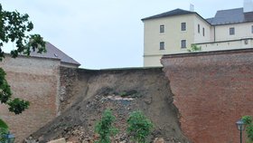 Na Špilberku se ve středu odpoledne zřítilo asi patnáct metrů hradeb!
