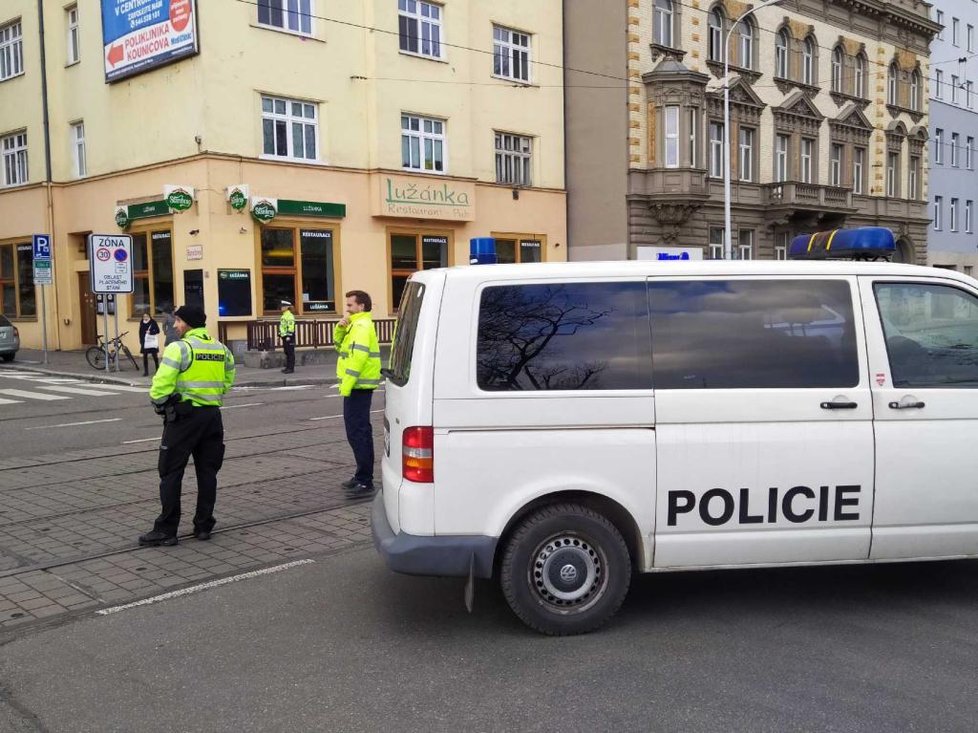 Po centru Brna prý běhal člověk se zbraní, police zastavila dopravu a prohledává domy.