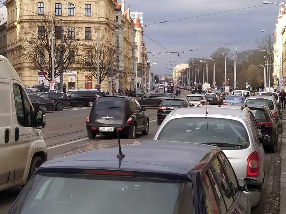 Po centru Brna  běhal člověk se zbraní, police zastavila dopravu.