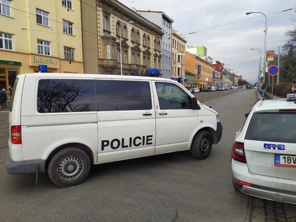 Po centru Brna  běhal člověk se zbraní, police zastavila dopravu.