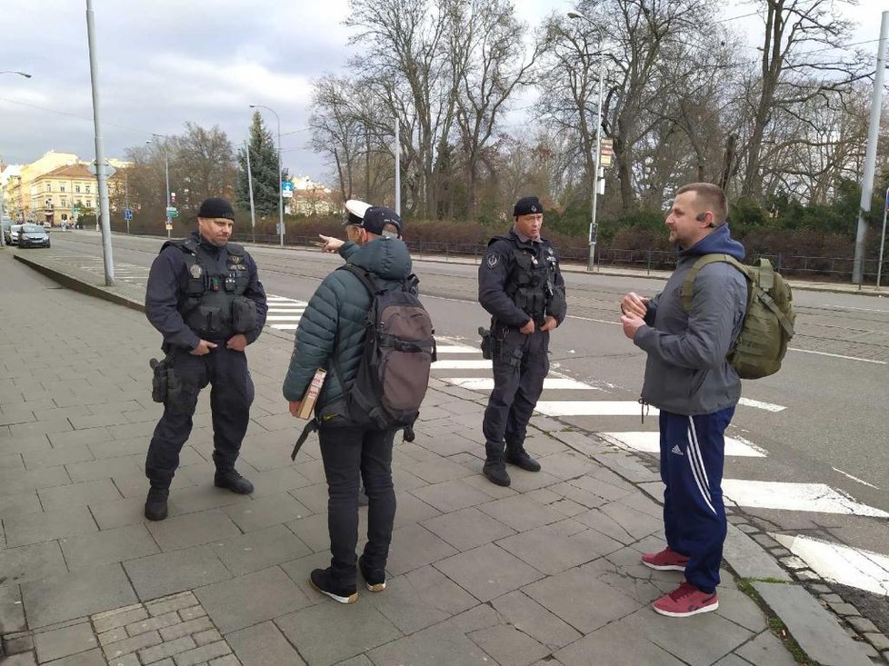 Po centru Brna  běhal člověk se zbraní, police zastavila dopravu.