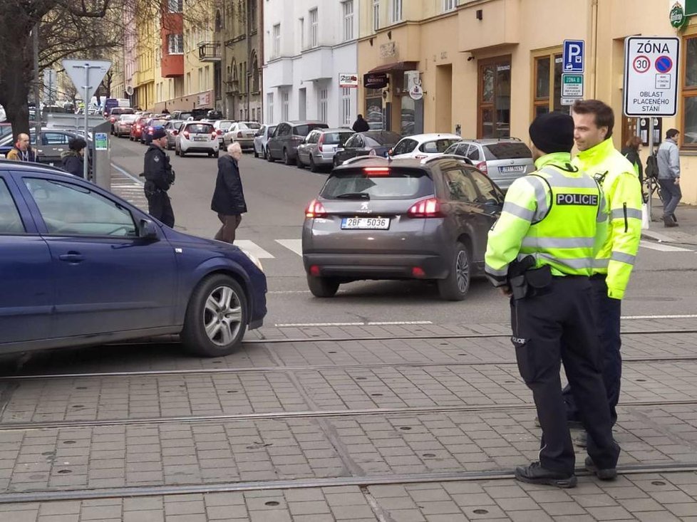 Po centru Brna  běhal člověk se zbraní, police zastavila dopravu.