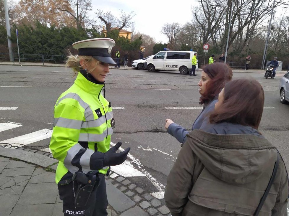 Po centru Brna  běhal člověk se zbraní, police zastavila dopravu.