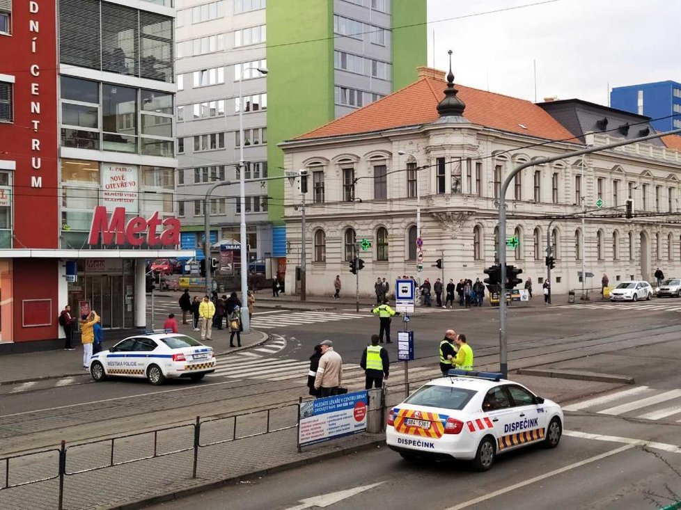 Po centru Brna  běhal člověk se zbraní, police zastavila dopravu.