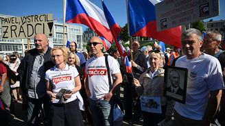 Odpůrci sjezdu sudetských Němců protestovali v Brně. Komunisté postavili barikádu z krabic Odpůrci sjezdu sudetských Němců protestovali v Brně. Komunisté postavili barikádu z krabic